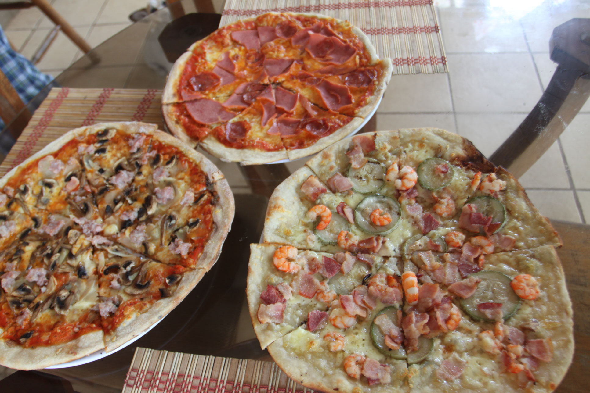 three pizzas lunch
 - Costa Rica