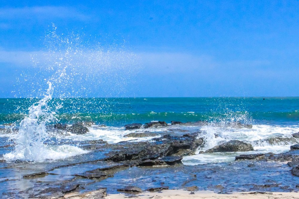 crashing water rocks pelada
 - Costa Rica