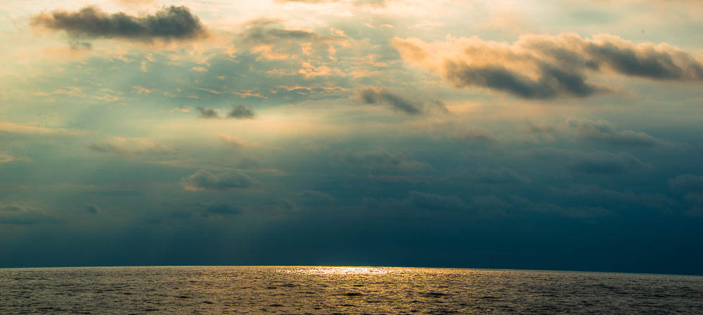 sun rays reflected on on the horizon marlin del ray catamaran
 - Costa Rica