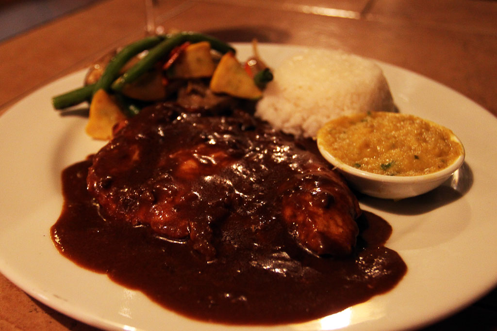 cafe cabure chicken mole 3.jpg