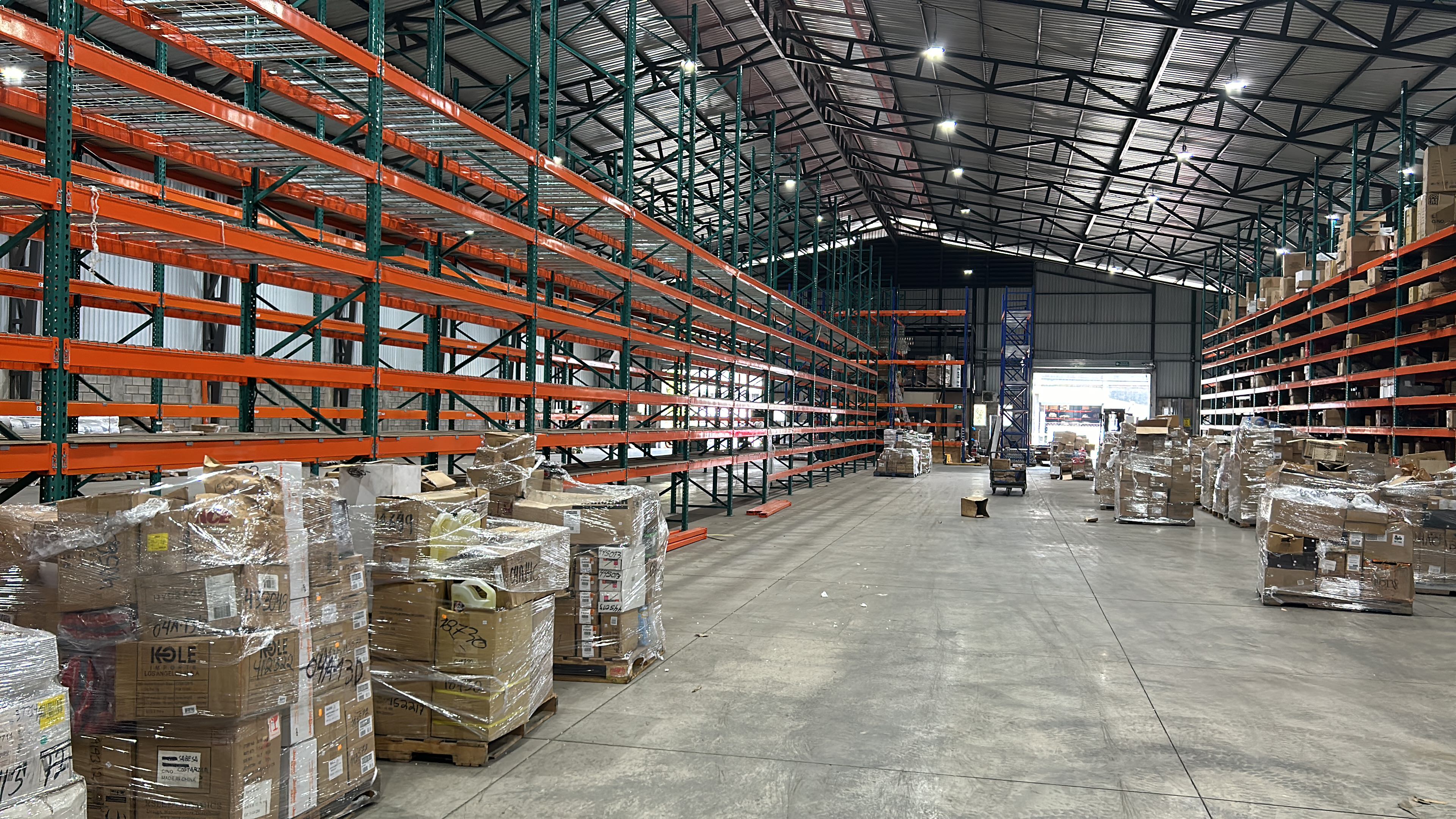 expansive warehouse for sale in san francisco de dos rios view 010.jpg