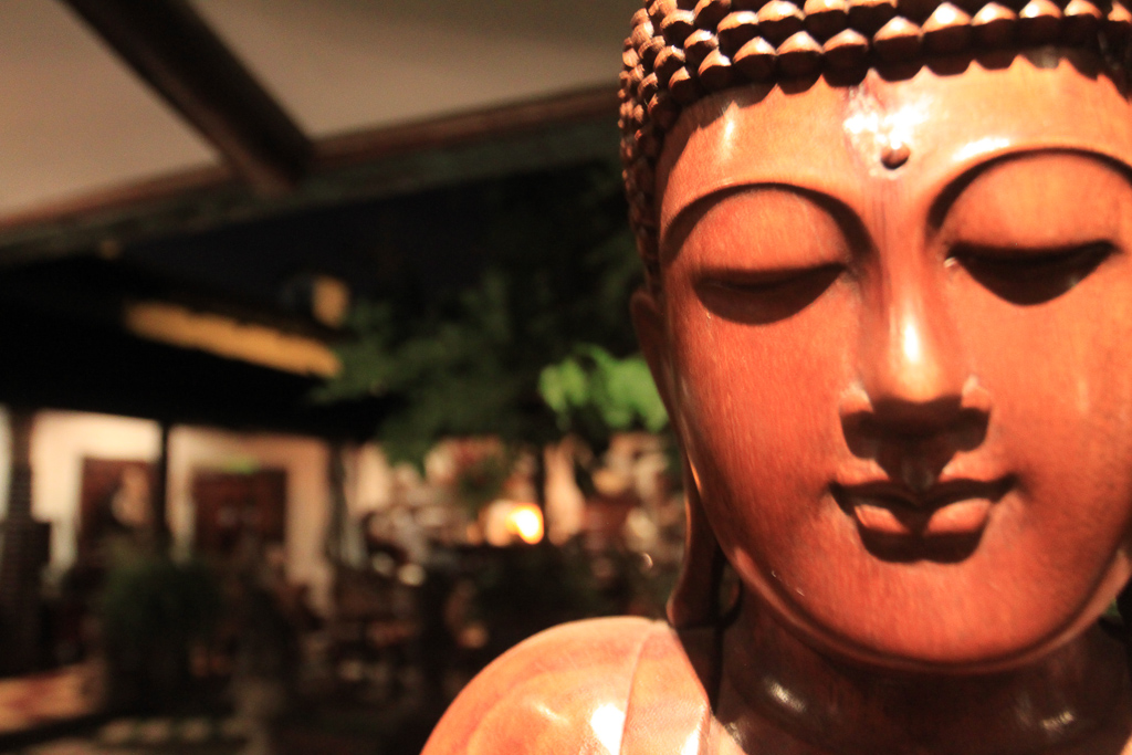 park cafe entrance statue face13.jpg