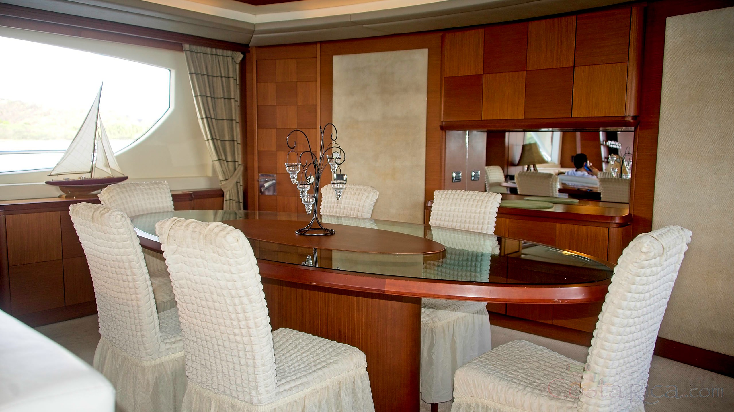 dining table yacht azimut 3155.jpg