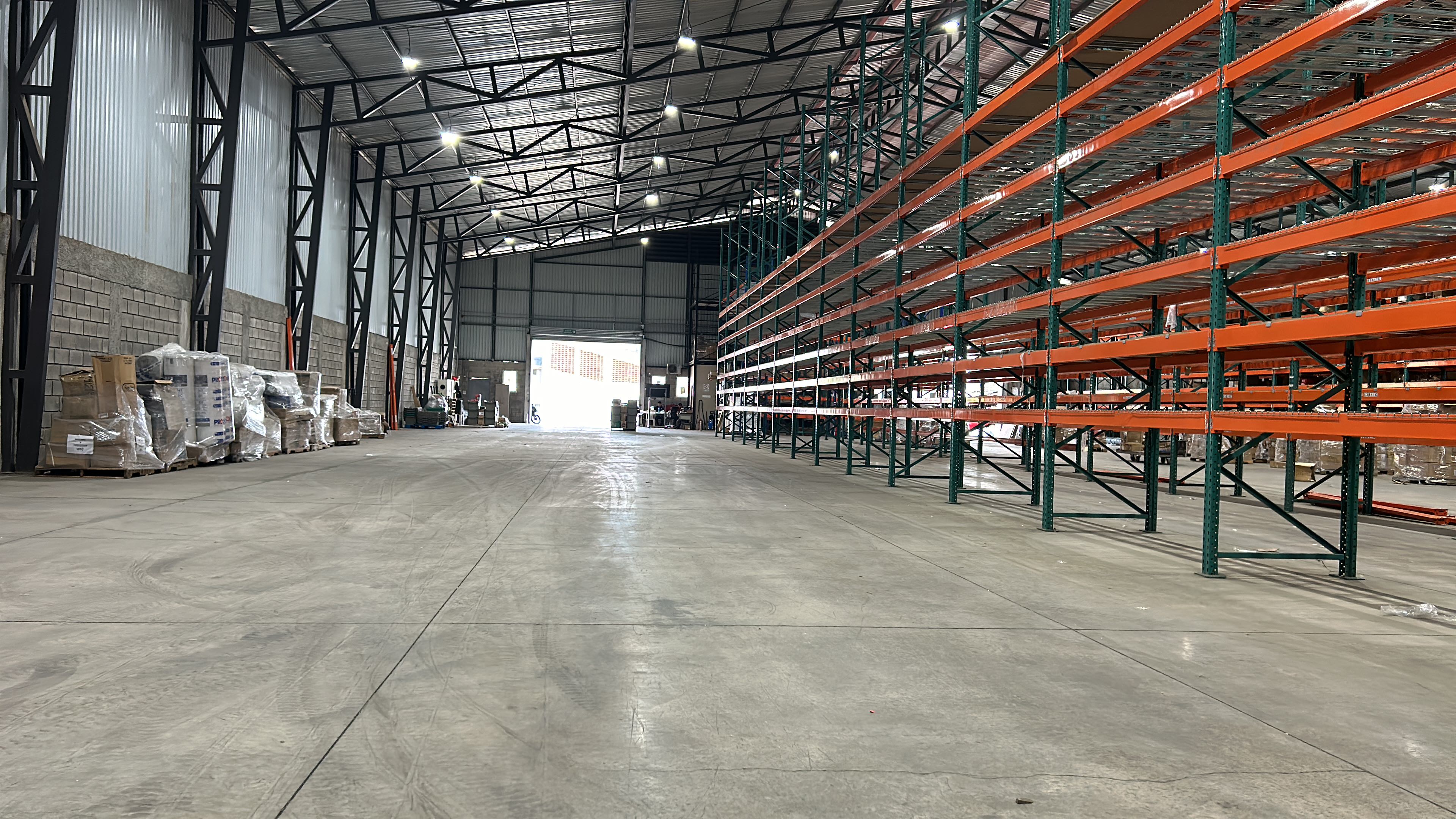 expansive warehouse for sale in san francisco de dos rios view 008.jpg
