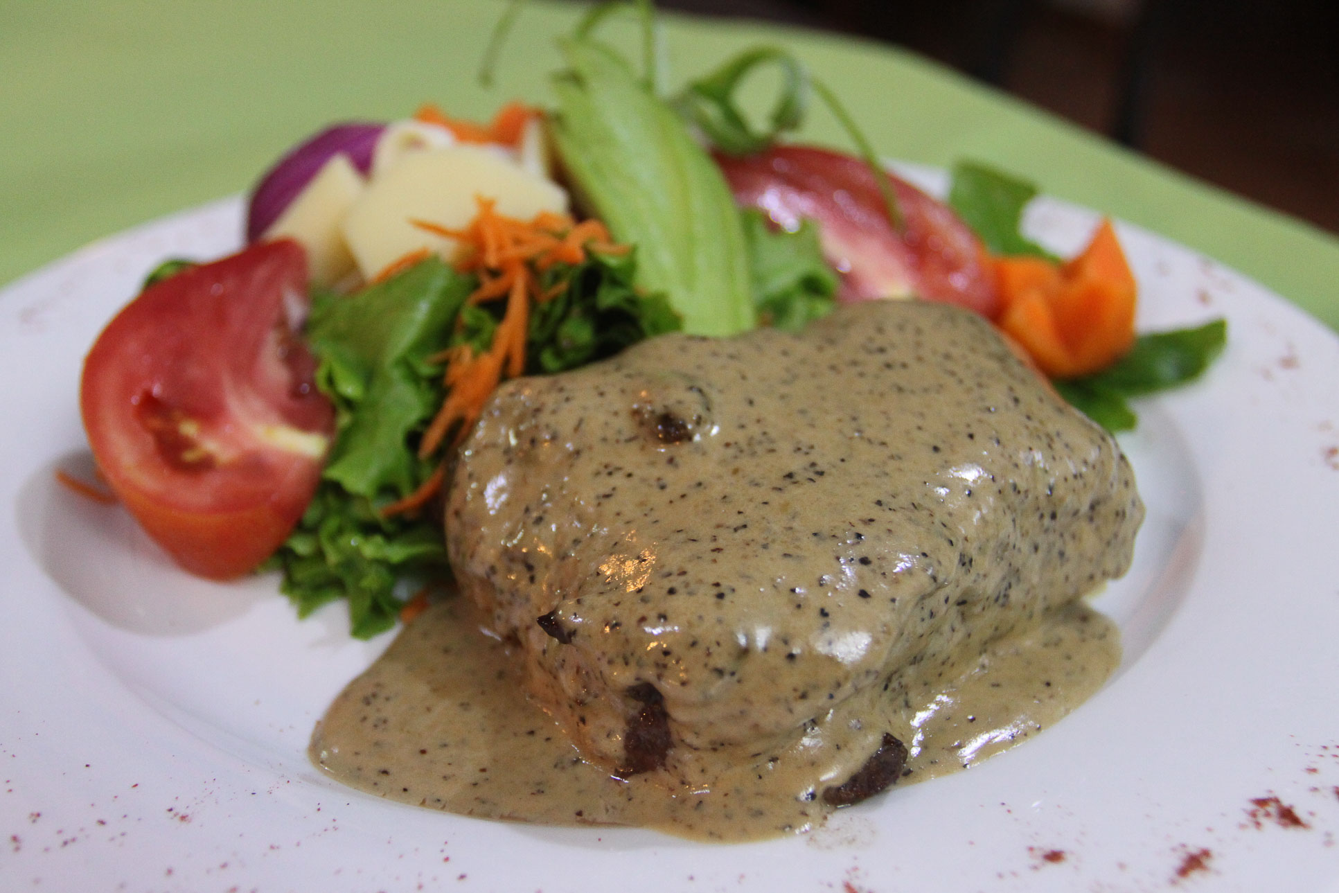 black peppercorn creamsauce steak 1.jpg