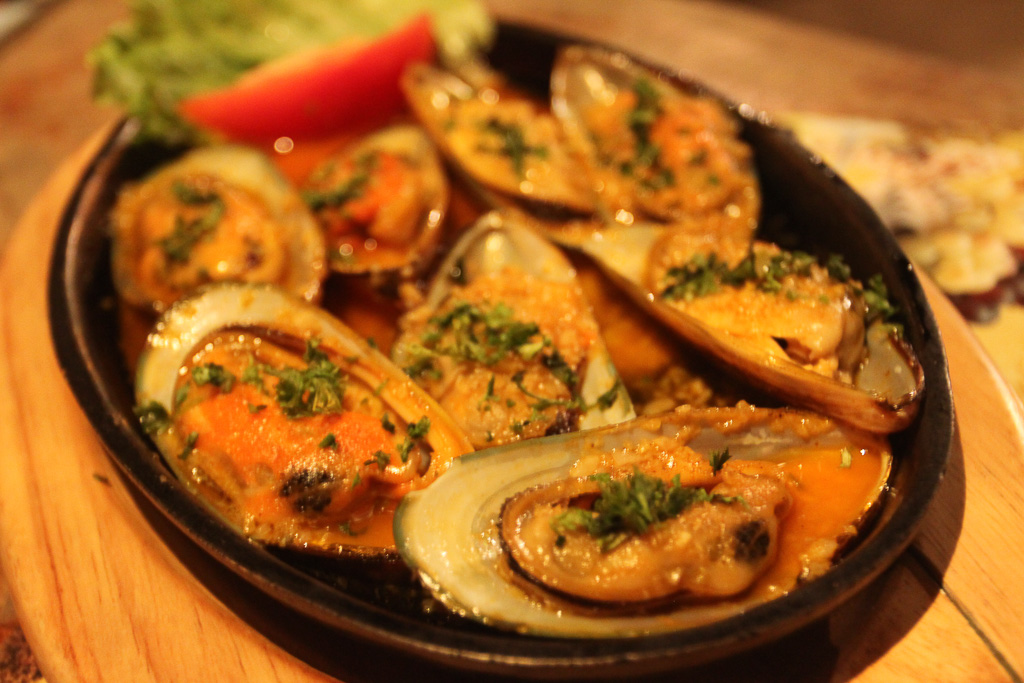 mussels in white wine sauce 2.jpg