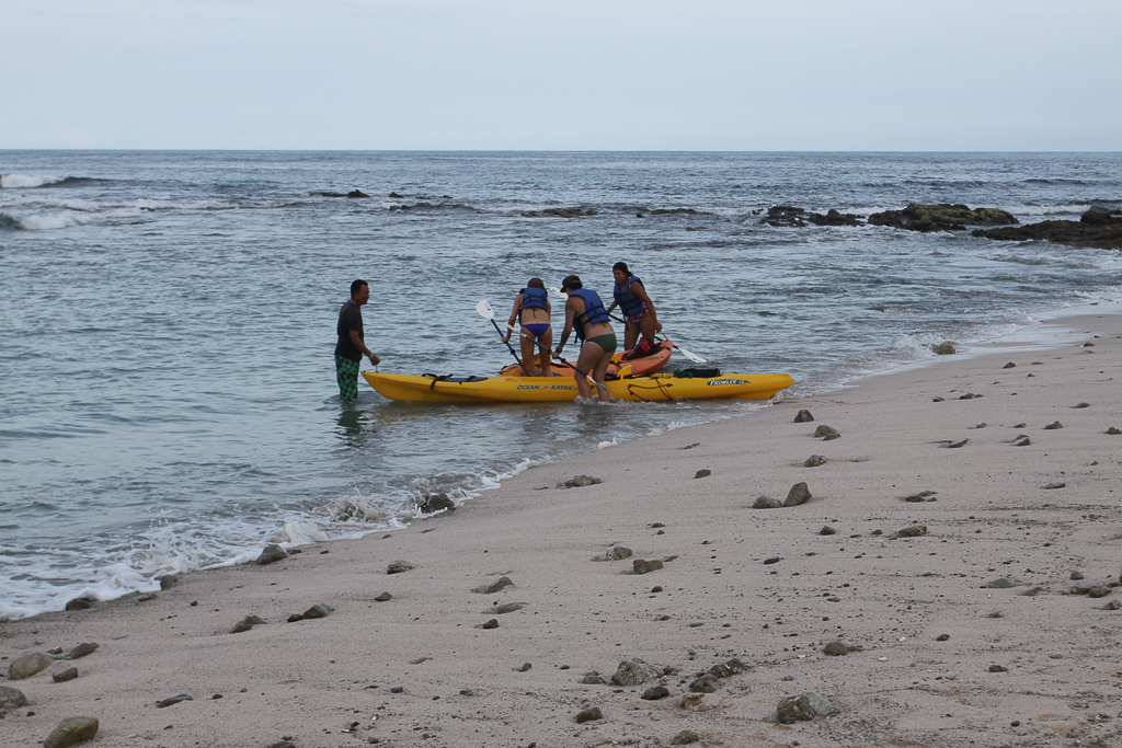 getting in kayaks leaving chora island 5.jpg