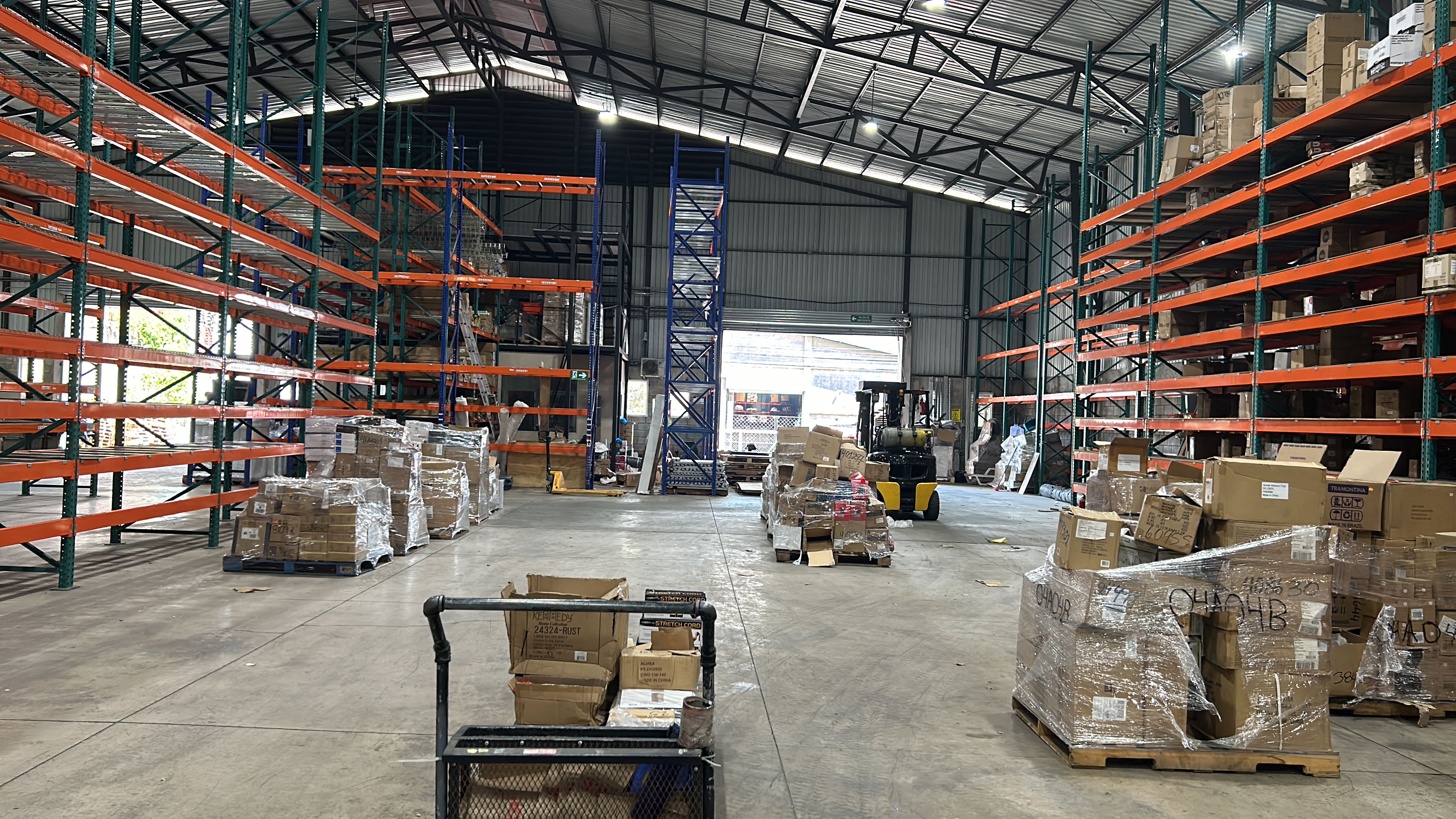 expansive warehouse for sale in san francisco de dos rios view 013.jpg
