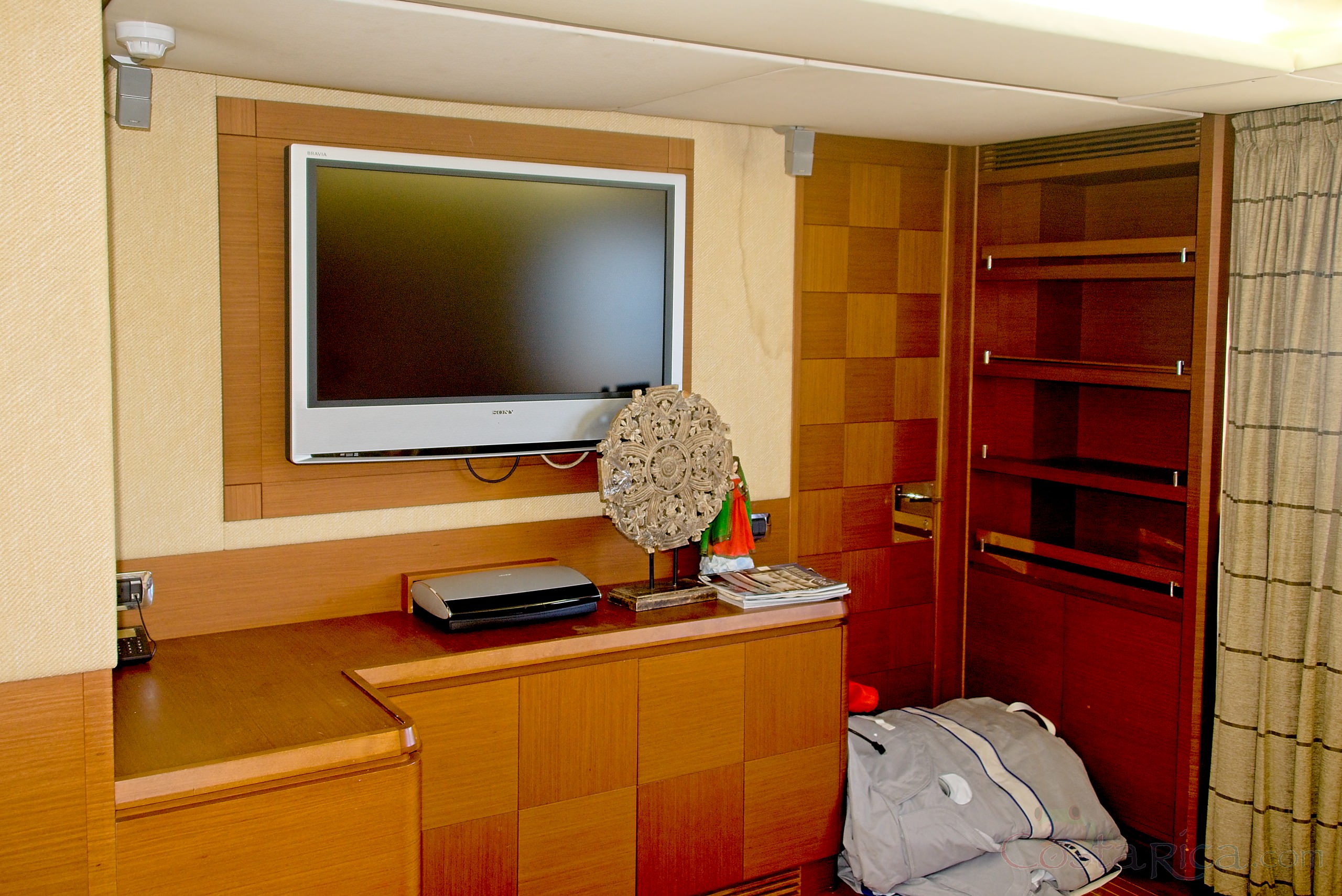 yacht azimut tv room.jpg