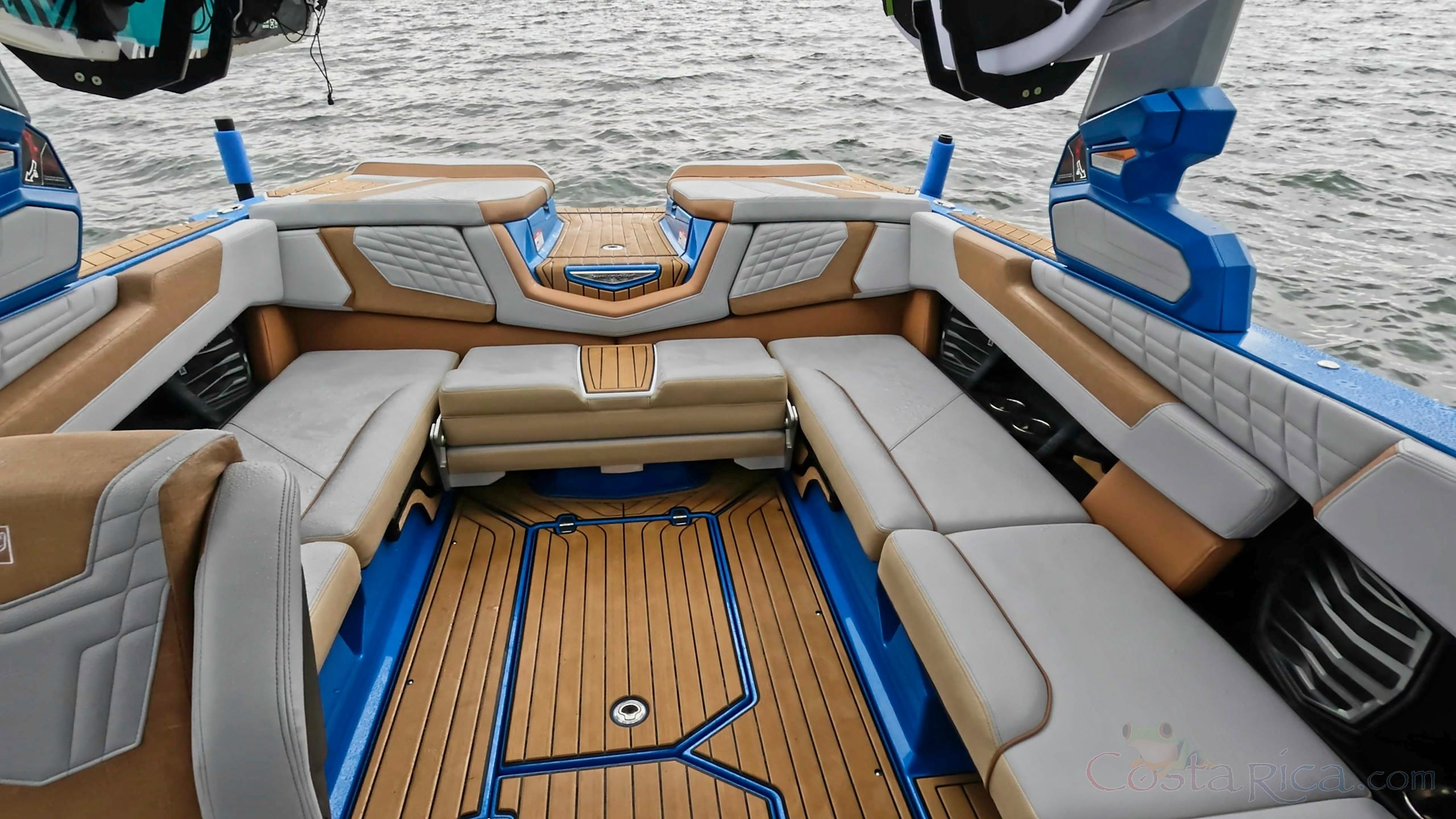 super air nautique g23 arenal seats on stern.jpg
