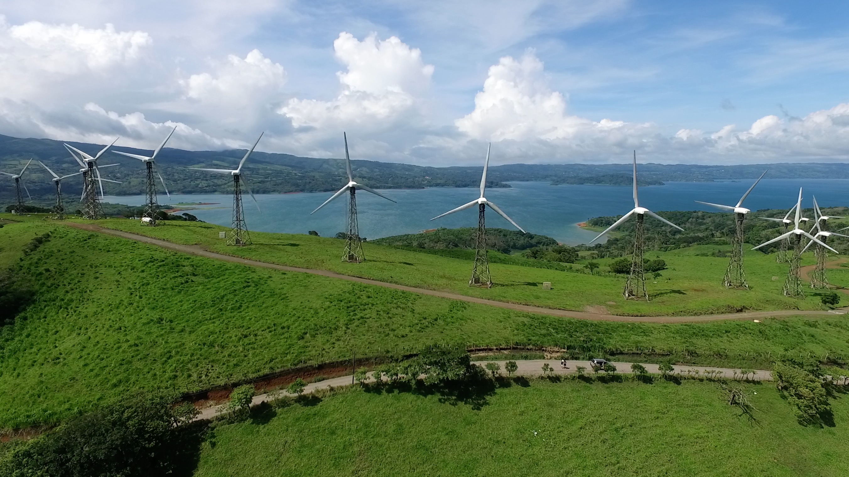 windmills_on_side_of_lake_arenal_0054.jpg