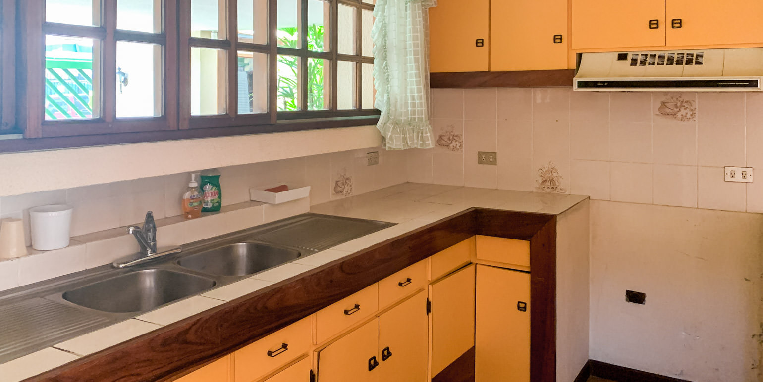 commercially zoned house for sale in sabana view 026.jpg