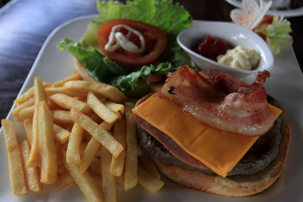 rainforest cafe cheeseburger 2.jpg