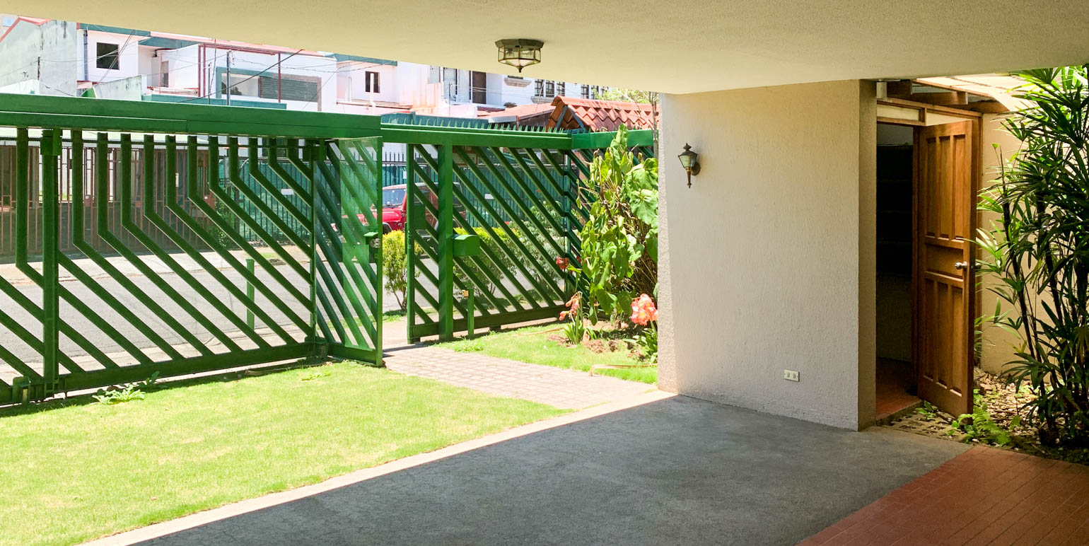 commercially zoned house for sale in sabana view 017.jpg