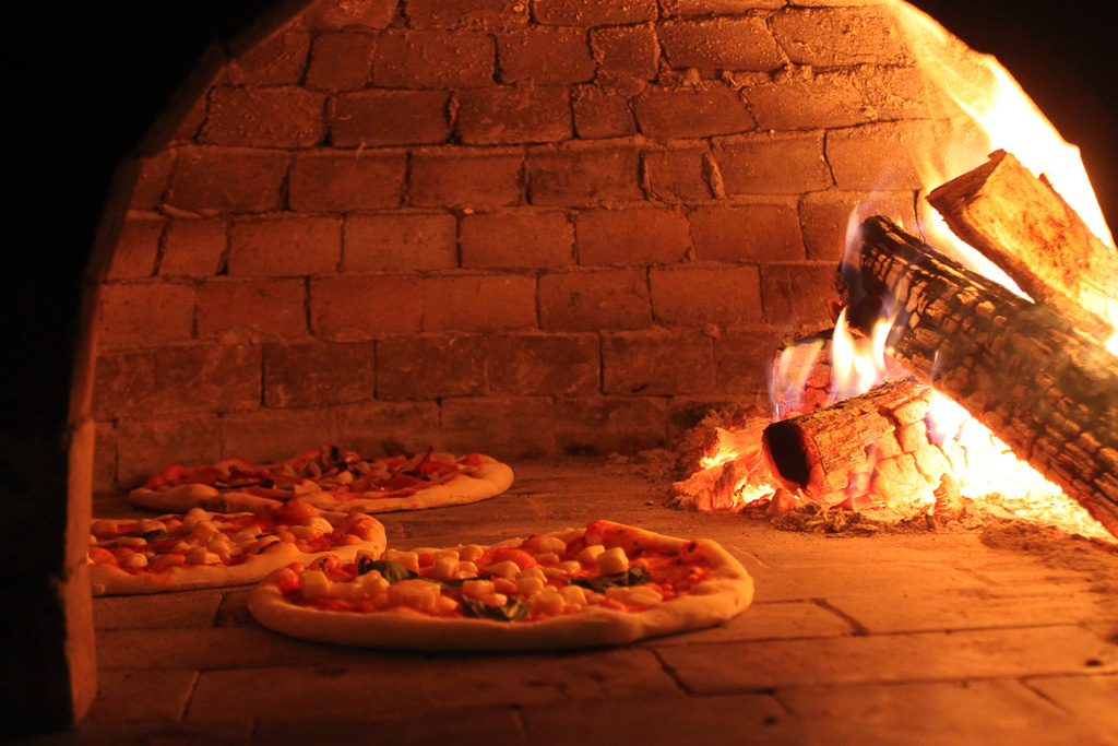 pizzas in oven tierra y fuego 1.jpg