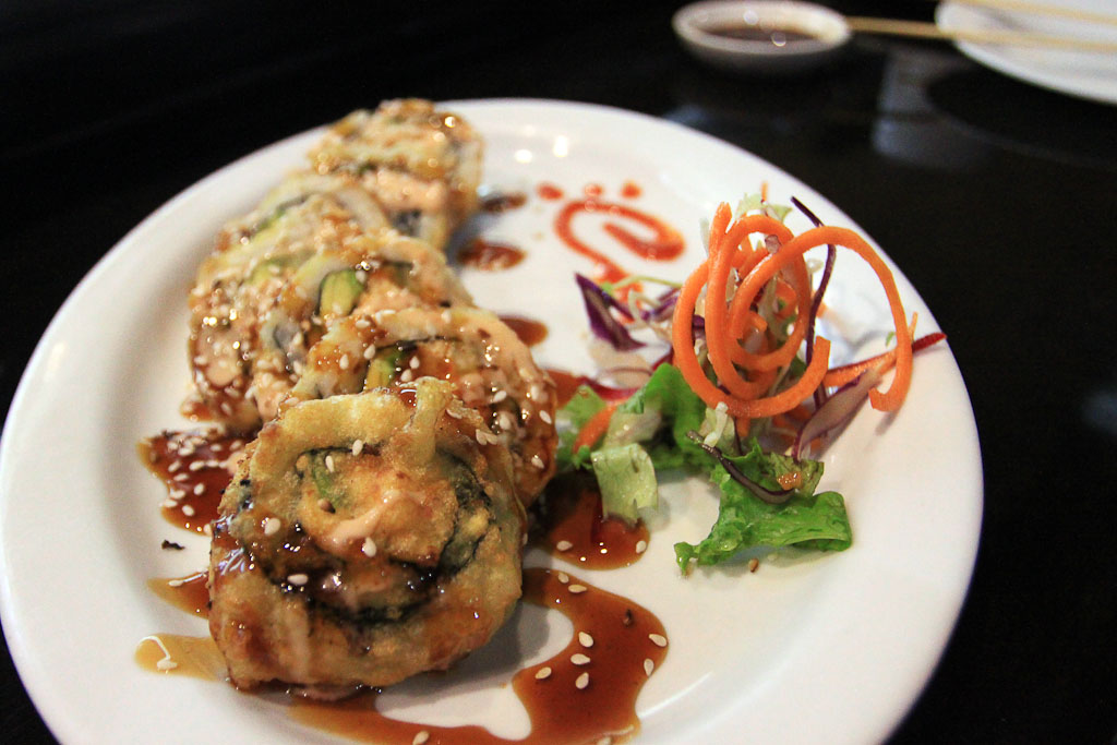 tsunami sushi lobster roll 1.jpg